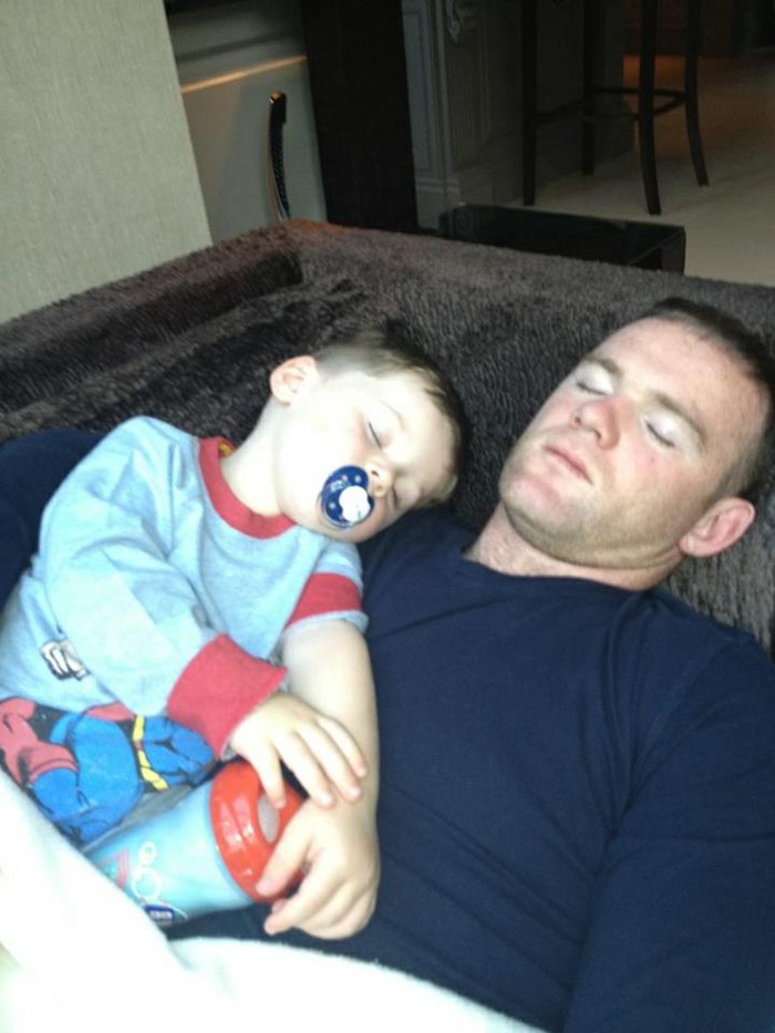 Hình ảnh 'khó đỡ' của cha con nhà Rooney.